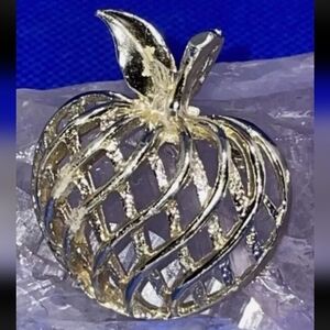 Vintage Gerry’s Gokd Tone Apple Brooch